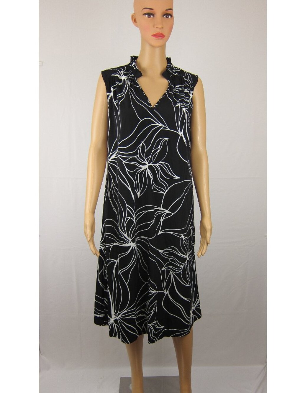 Chico's Black White Floral Ruffle Neck A-Line Dress Hidden Pockets Sz 1.5-M/L